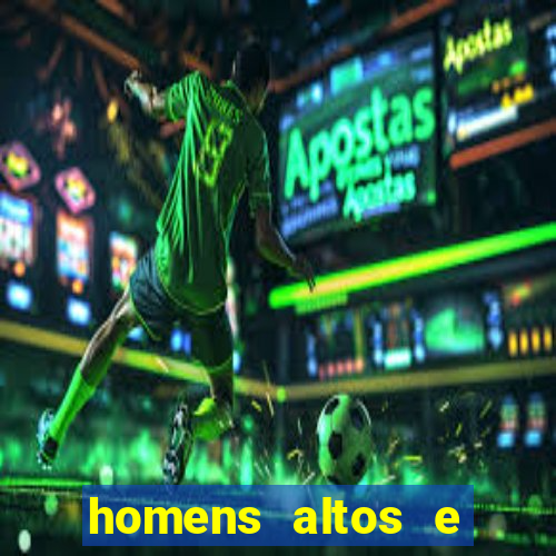 homens altos e magros pelados